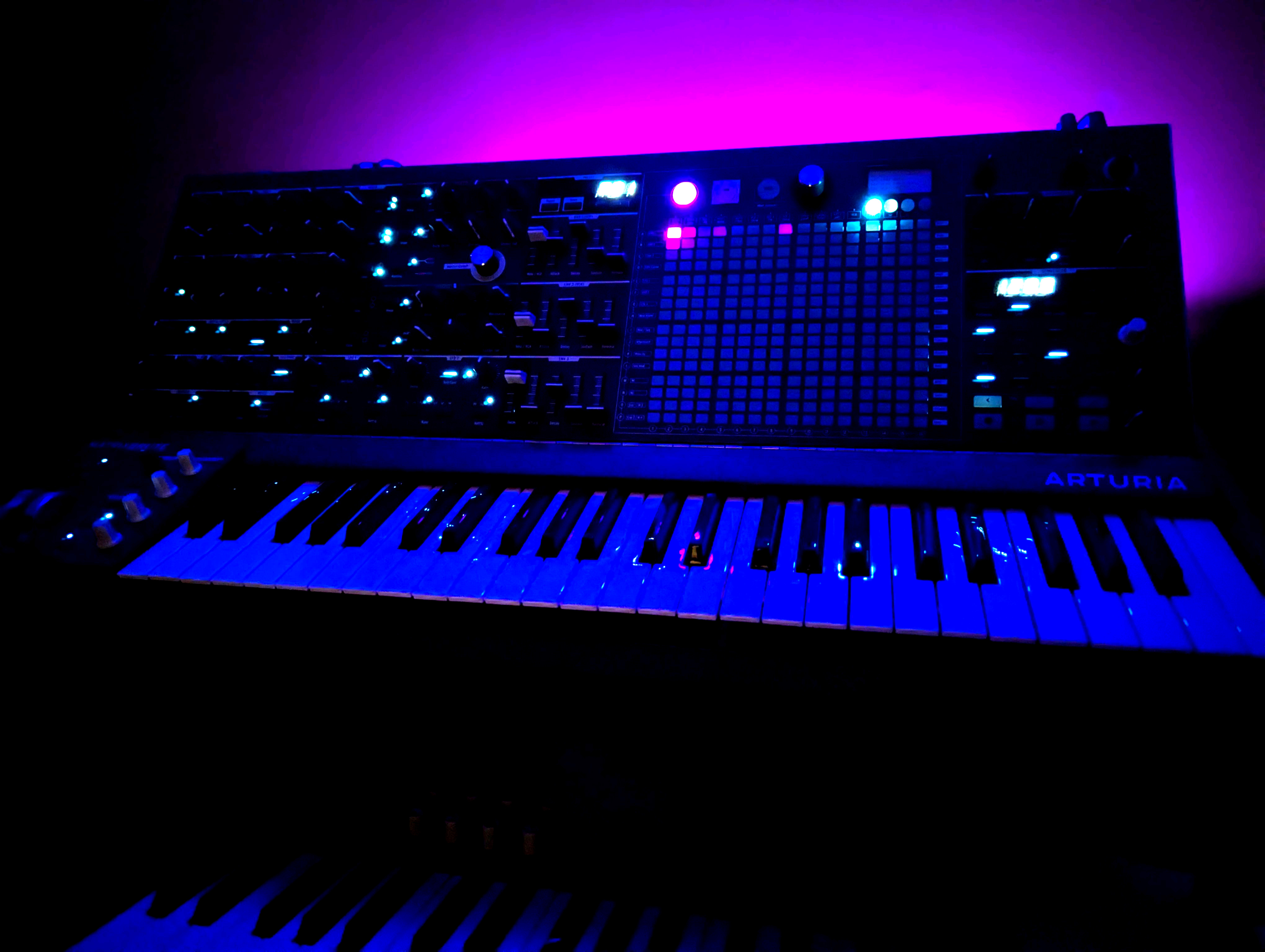 synthetiseur avec des neons