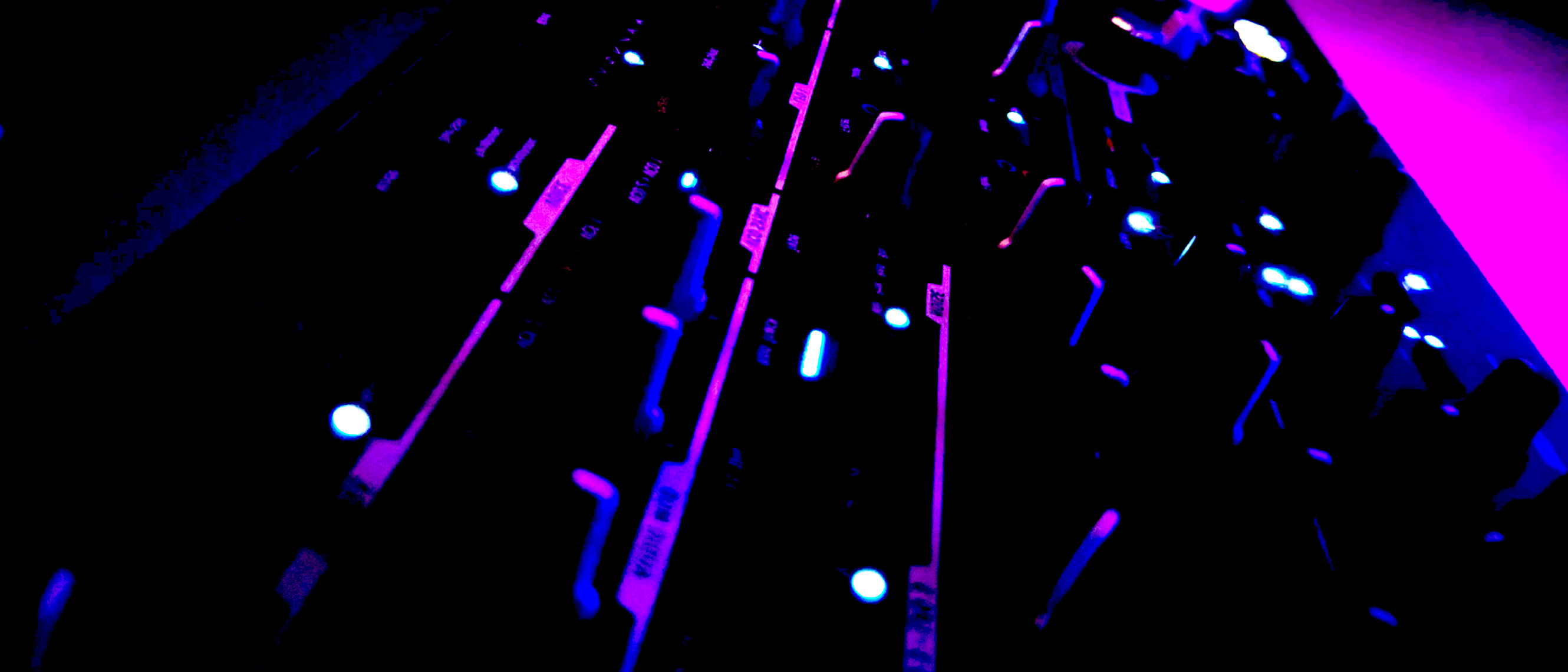 Photo de synthetiseur avec des neons